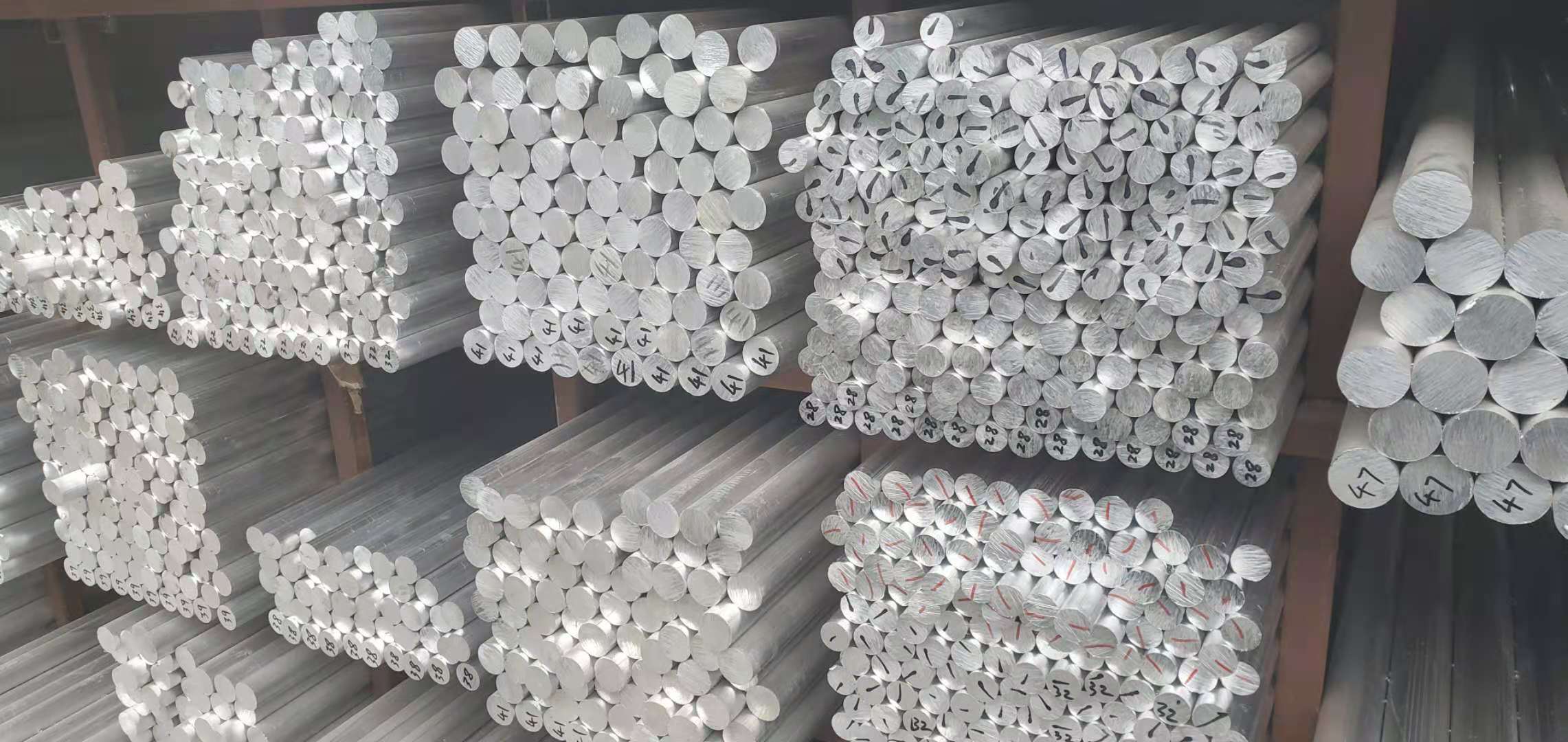 铝价短期震荡加剧，期货市场避险策略全解析-2